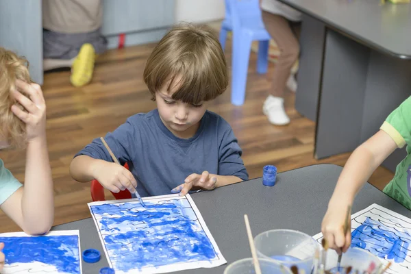 子供の幼稚園での絵画 — ストック写真