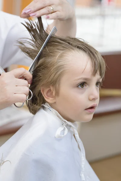 Dziecko na fryzjera — Zdjęcie stockowe