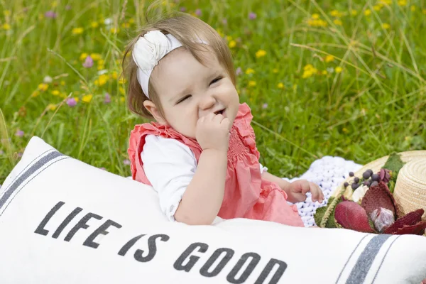 Meisje van de baby ontspannen in de natuur — Stockfoto