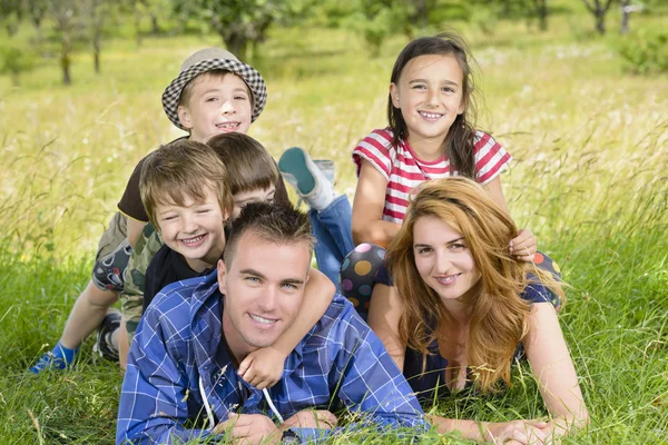 Lycklig familj njuta av en solig sommardag — Stockfoto