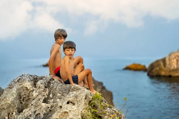 Two Brothers Enjoying Sea View Rocky Seaside Summer Evening — Stock Photo, Image