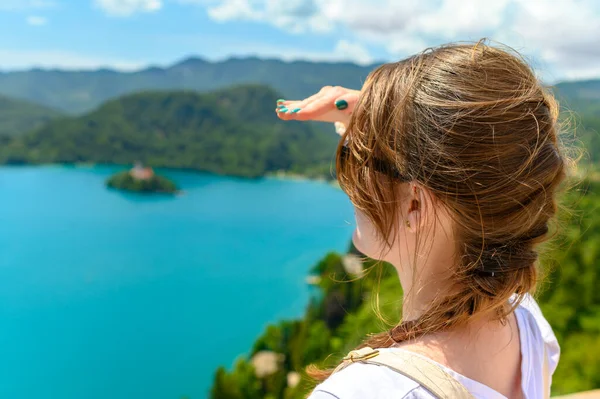 Turista Néz Előre Horizonton Élvezi Kilátást Bled Szlovénia Jogdíjmentes Stock Képek