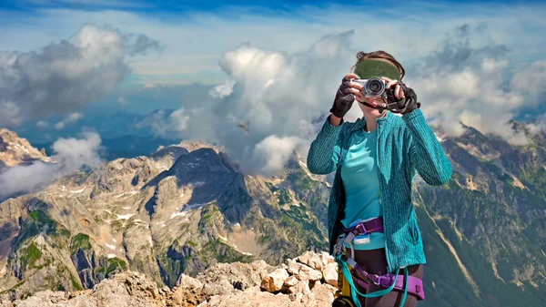 Жінка Альпіністка Дивовижним Заходом Сонця Висоти Триглава Словенія Стокове Зображення