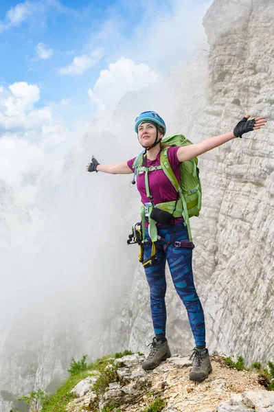 Dağcı Kadın Triglav Slovenya Nın Yüksekliğinden Inanılmaz Bir Manzaranın Keyfini — Stok fotoğraf