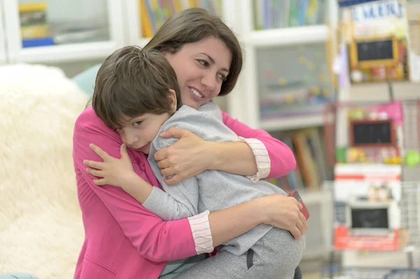 Sevgi dolu anne oğlunu kucaklıyor.