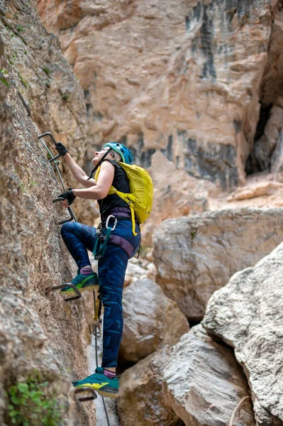 Mulher Bonita Escalando Trilha Ferrata Fotos De Bancos De Imagens