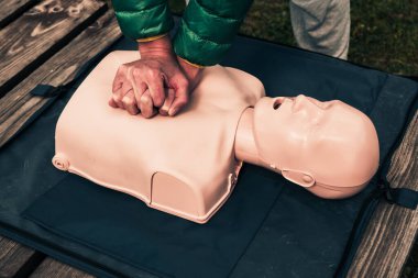 Adam mankenlere dolaylı kalp masajı öğretiyor, kurbanlara ilk yardım simülatöründe, temel acil durum eğitiminde.