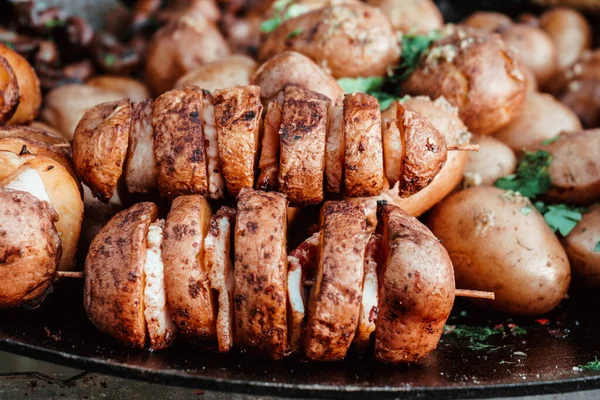 Ahşap Şişte Domuz Yağlı Fırında Patates Panayırda Ukrayna Mutfağı — Stok fotoğraf