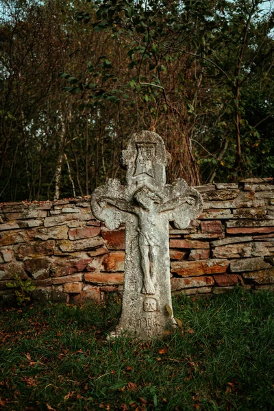 Cruz Pedra Antiga Uma Sepultura Memória Cemitério Abandonado — Fotografia de Stock