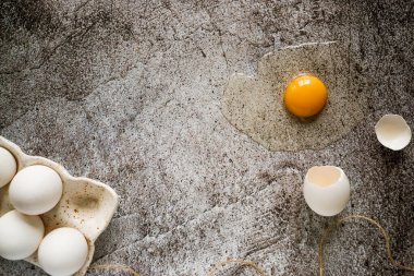 Taze çiftlik beyaz tavuk yumurtaları tezgahta, bir kırık, görünür iç kısımda
