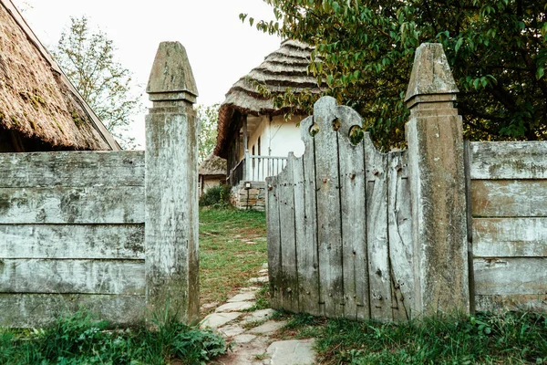 Półotwarte Szare Starożytne Drewniane Ogrodzenie Widokiem Dziedziniec Starej Ukraińskiej Wsi — Zdjęcie stockowe