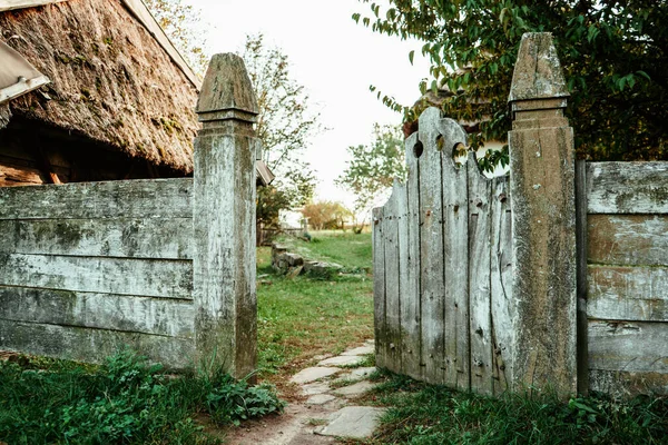 Полуоткрытый Серый Старинный Деревянный Забор Видом Внутренний Двор Старого Украинского — стоковое фото