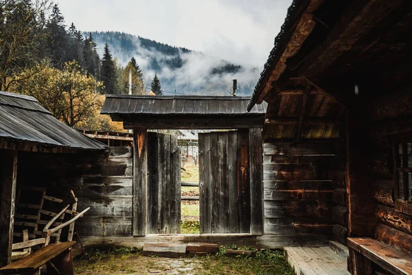 Ancient Wooden Gate Overlooking Mountains Fog Barn Tools Mountains Visible — Stockfoto