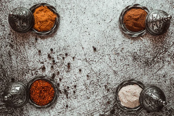 Pestrá Nabídka Užitečného Orientálního Koření Papriky Kari Kurkuma Mletého Česneku — Stock fotografie
