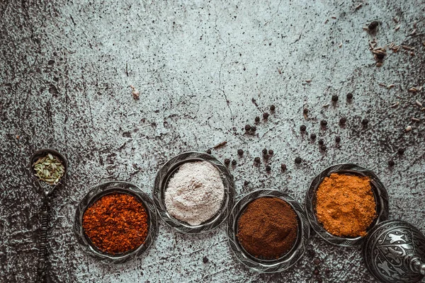 Jasně Voňavé Orientální Koření Kurkuma Kari Paprika Chilli Černý Pepř — Stock fotografie