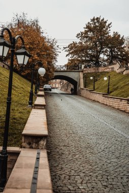 Ukrayna 'daki tarihi şehir yolu, Chernivtsi' de kaldırım taşları, fenerler, kemer, köprü