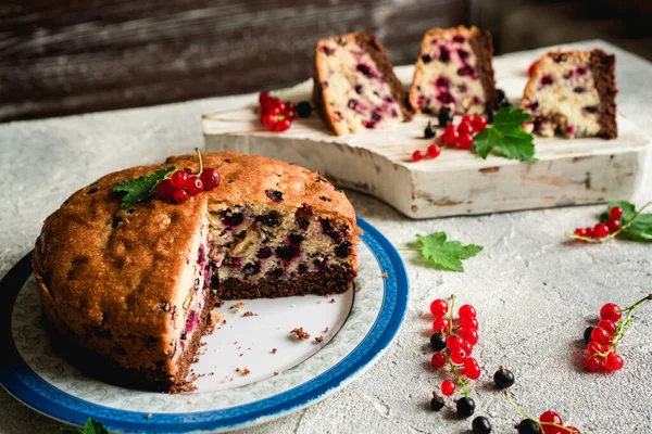 Morceaux Gâteau Aux Fruits Baie Tranchés Avec Des Groseilles Noires — Photo