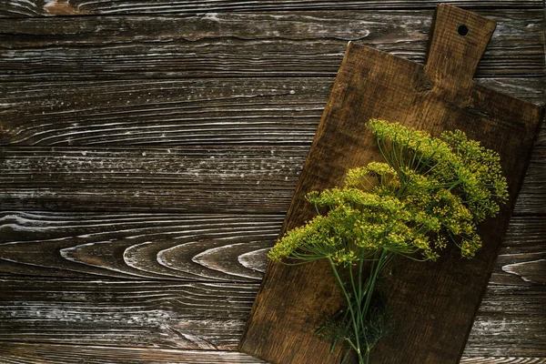 褐色木板上的一丛丛新鲜的绿色菊花 — 图库照片