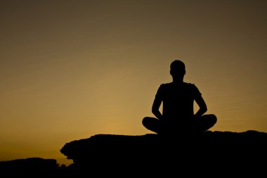 meditasyon bir adam silüeti