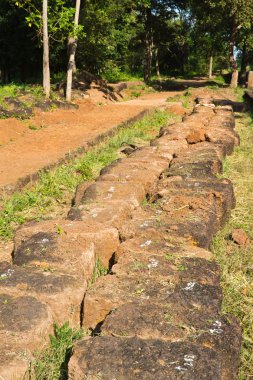 laterite kazılan Harabeleri sanctuary restorasyonu için hazırlanın