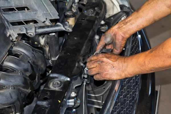 Mechanic repairing engine — Stock Photo, Image