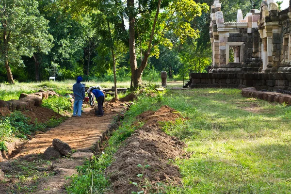 Il lavoro sta scavando rovine santuario prepararsi per il restauro — Foto Stock