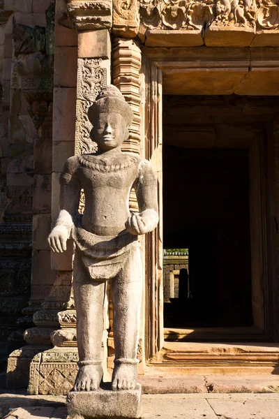 Guardián de la puerta en el antiguo santuario —  Fotos de Stock