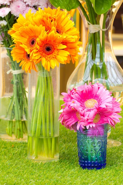Kleurrijke bloemen in vaas — Stockfoto