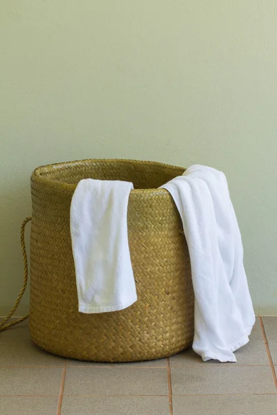 Ręczniki używane w koszyku — Zdjęcie stockowe