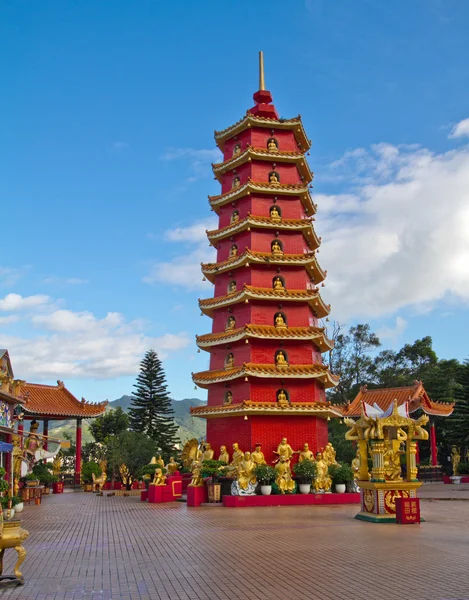 Torre cinese rossa nel monastero fuori . — Foto Stock