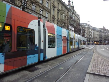 Zürih'te renkli tramvay.