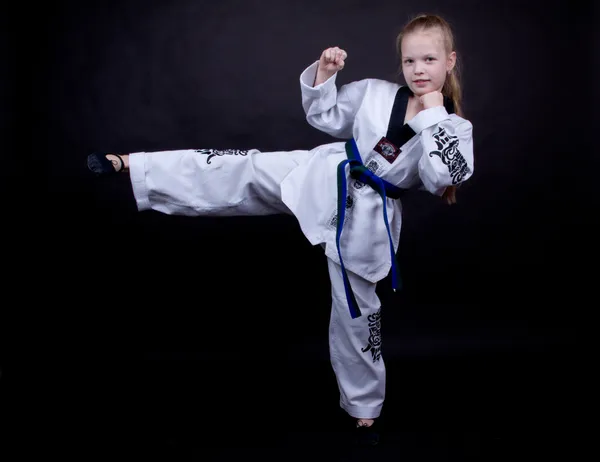 genç kız judo yapıyor