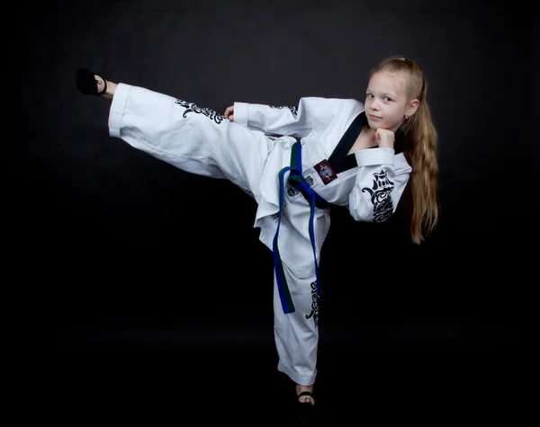 Kind beim Karate lizenzfreie Stockfotos
