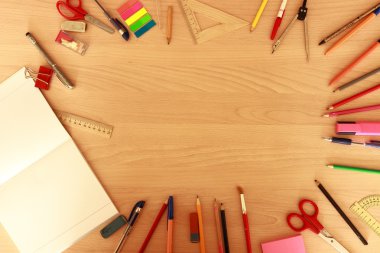 Masanın üzerinde Office Araçları