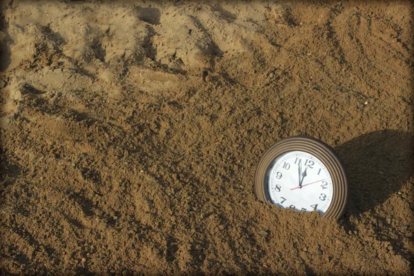 Horloge dans le sable — Photo