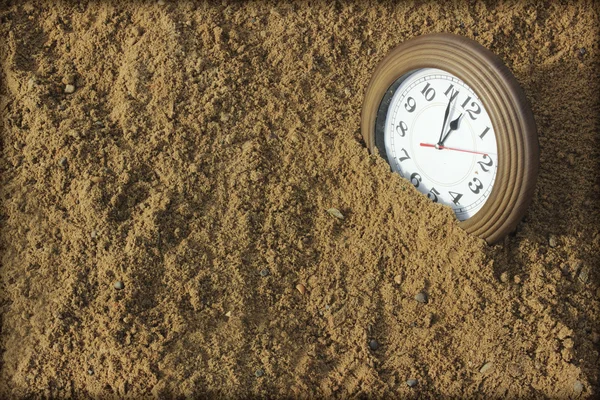 Klok in het zand — Stockfoto
