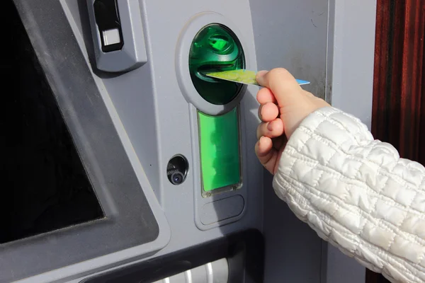 Pessoa usa um ATM Imagens De Bancos De Imagens Sem Royalties