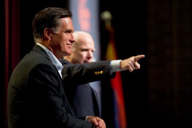 Mitt romney ve Senatör john mccain görünür bir Belediye Binası D'de