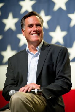 Mitt romney bir belediye binası toplantı Mesa, az görünür.