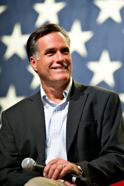 Mitt romney bir belediye binası toplantı Mesa, az görünür.