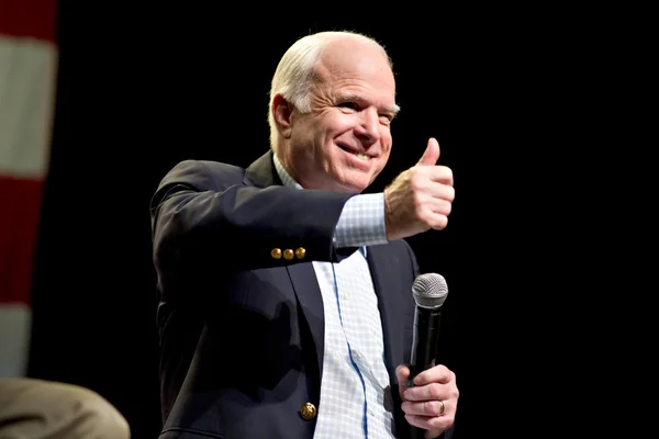 Senator john mccain erscheint bei einer sitzung des stadthauses in mesa, ariz — Stockfoto