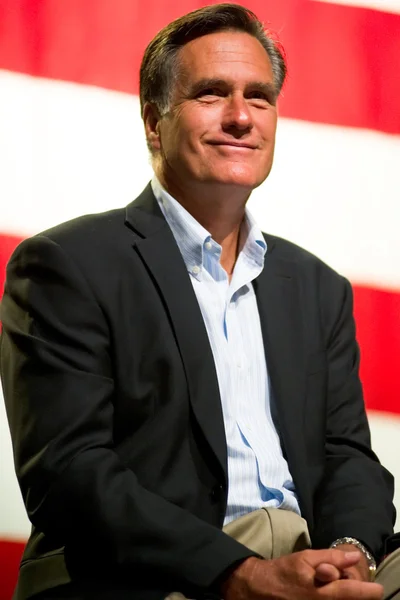 Mitt romney verschijnt tijdens een vergadering van het stadhuis in mesa, az. — Stockfoto