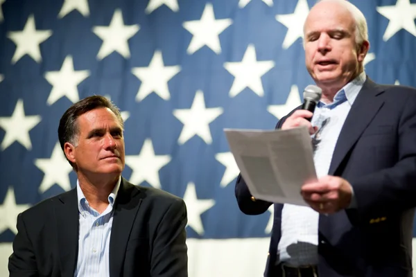 Mitt romney und senator john mccain erscheinen bei einem meeting im Rathaus — Stockfoto