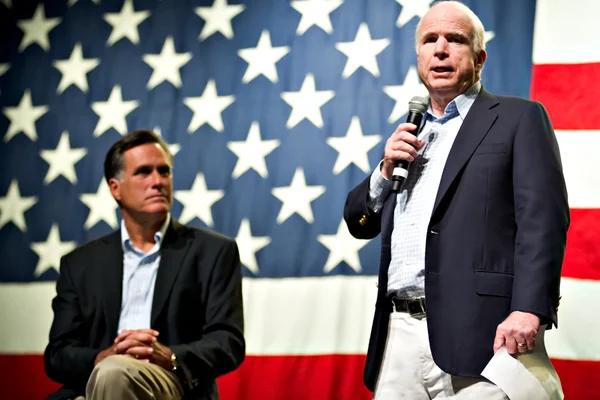 Митт Ромни и сенатор Джон Маккейн выступают на заседании мэрии — стоковое фото