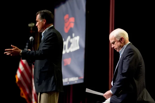 Mitt Romney y el senador John McCain aparecen en una reunión del ayuntamiento — Foto de Stock