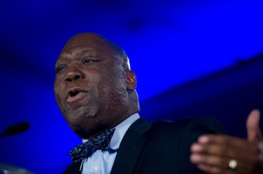 新年快乐手刻字。手工制作的书法