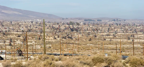 Pompaggio di petrolio nella contea di Kern, California — Foto Stock