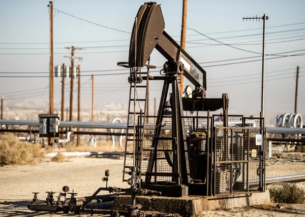 Pumping oil in Kern County, California — Stockfoto