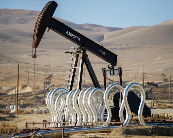 Olie pompen in kern county, Californië Rechtenvrije Stockfoto's