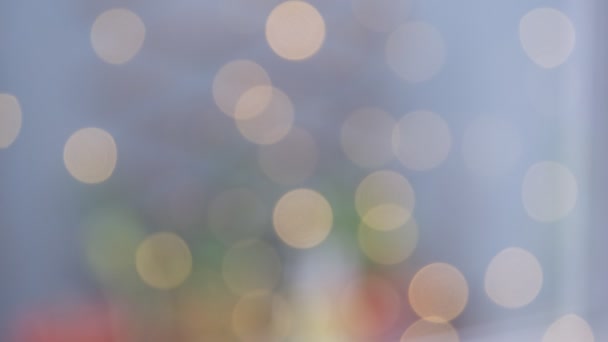 Grijs en geel gekleurde bokeh lichten van dichtbij. Decoratie tijdens een fijne kerstvakantie. Gelukkig nieuwjaar. Glitter multi color Soft-Focus Lights Knipperen. Focus functies. Lens Bokeh. Knipperlichten. Donker — Stockvideo